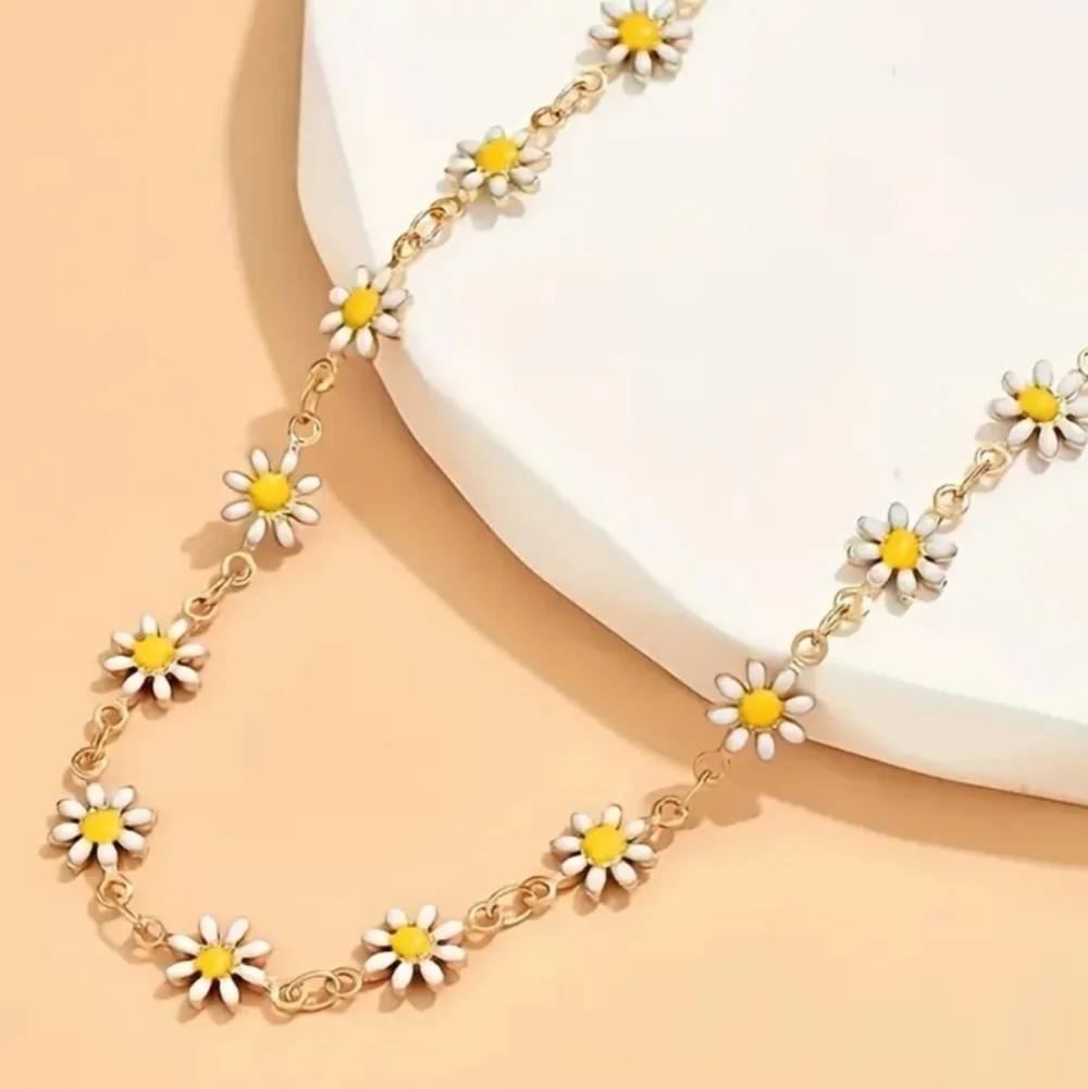 White Daisy Drops Necklace